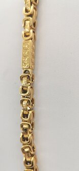 Goldfarbenes K&ouml;nigsgliederarmband aus Edelstahl mit quadratischen Gliedern.