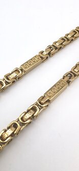 Goldfarbenes K&ouml;nigsgliederarmband aus Edelstahl mit quadratischen Gliedern.