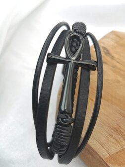 5-teiliges schwarzes Lederarmband f&uuml;r Herren mit schwarzem Kreuz aus Edelstahl.