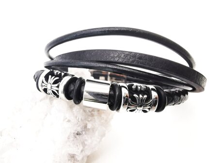 Stoere Zwart 4 delig leren armband met RVS Fleur de Lis elementen.