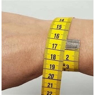 Herrenarmband aus 4,5 mm Leder mit schwarzem Edelstahlverschluss, erh&auml;ltlich in 3 L&auml;ngen.