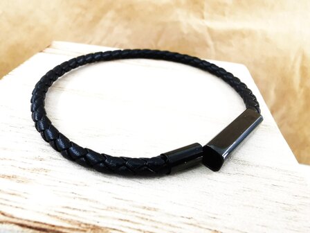 Herrenarmband 4 mm Leder mit schwarzem Edelstahlverschluss, L&auml;nge 22 cm