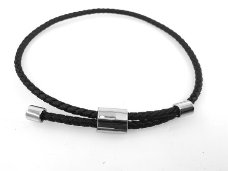 Stoere Zwarte gevlochten leer armband met flexibel RVS sluiting in 3 verschillende lengte.