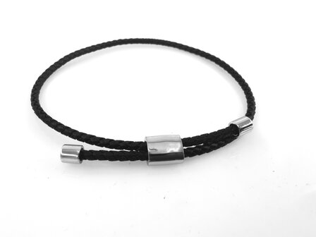 Robustes schwarzes geflochtenes Lederarmband mit flexibler Edelstahlschlie&szlig;e in 3 verschiedenen L&auml;ngen.