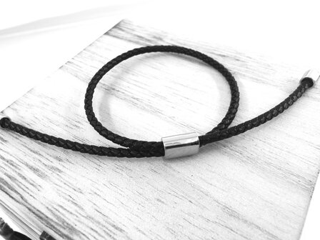 Stoere Zwarte gevlochten leer armband met flexibel RVS sluiting in 3 verschillende lengte.