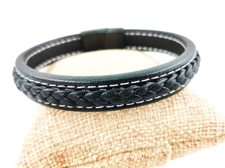 Stilvolles Herrenarmband aus schwarzem Leder mit kontrastierenden wei&szlig;en N&auml;hten.