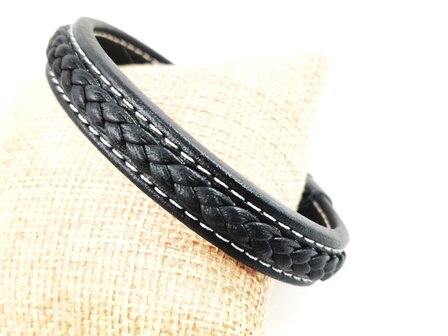 Stilvolles Herrenarmband aus schwarzem Leder mit kontrastierenden wei&szlig;en N&auml;hten.