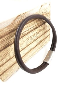 Twin Brown-Lederarmband mit Edelstahl-Magnetverschluss in 3 Gr&ouml;&szlig;en.