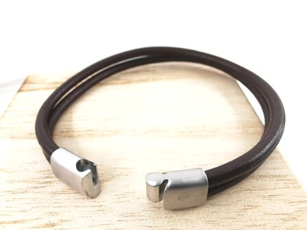 Twin Brown-Lederarmband mit Edelstahl-Magnetverschluss in 3 Gr&ouml;&szlig;en.