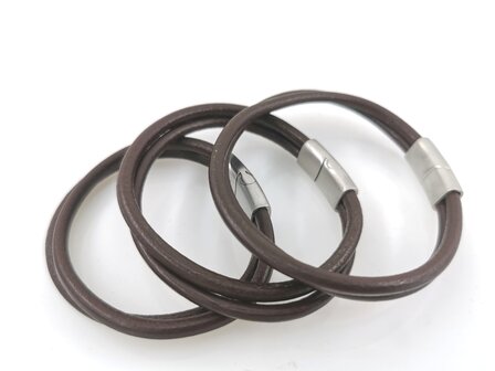 Twin Brown-Lederarmband mit Edelstahl-Magnetverschluss in 3 Gr&ouml;&szlig;en.