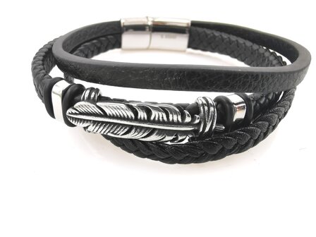 Stoere leren armband met 3 stroken en edelstaal sluiting en element.