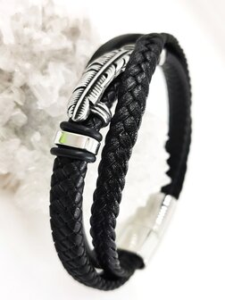 Stoere leren armband met 3 stroken en edelstaal sluiting en element.