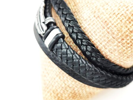 Stoere leren armband met 3 stroken en edelstaal sluiting en element.