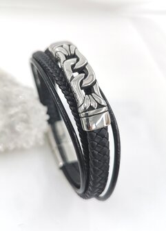 Stoere leren armband met 5 stroken en edelstaal sluiting en element.