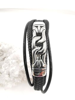 Stoere leren armband met 5 stroken en edelstaal sluiting en element.