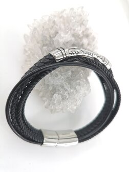 Robustes Lederarmband mit 5 Streifen und Schlie&szlig;e und Element aus Edelstahl.