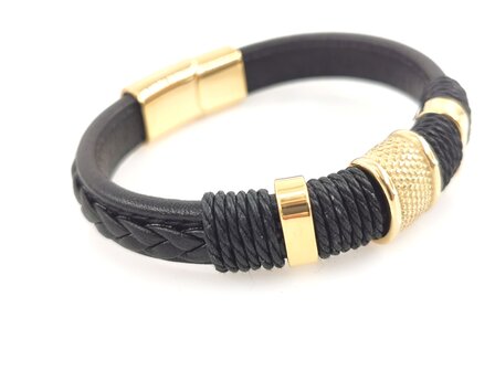 Stijlvolle, zwarte Leren Herenarmband met goudkleurige accessoires.