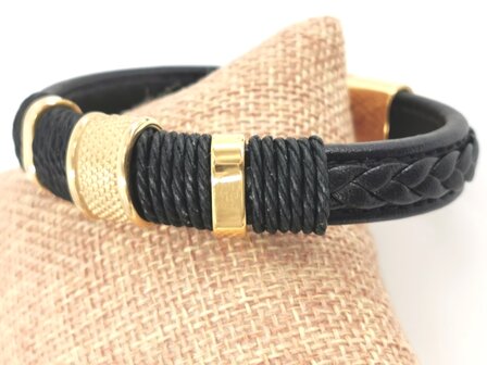 Stijlvolle, zwarte Leren Herenarmband met goudkleurige accessoires.