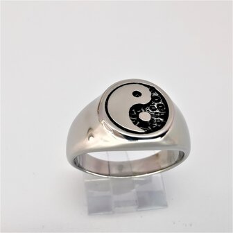 Siegelring aus Edelstahl mit Symbol - Yin Yang- 3D Yin in schwarzer Beschichtung und Yang in Silber. Karton 36 St&uuml;ck