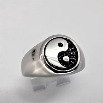 Siegelring aus Edelstahl mit Symbol - Yin Yang- 3D Yin in schwarzer Beschichtung und Yang in Silber. Karton 36 St&uuml;ck