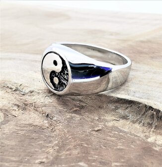 RVS zegelring met symbool - Yin yang- 3D Yin in zwart coating en Yang in zilver. doos 36 stuks