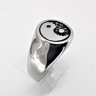 RVS zegelring met symbool - Yin yang- 3D Yin in zwart coating en Yang in zilver. doos 36 stuks