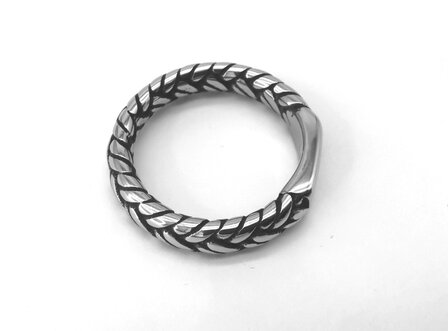 Schmaler Ring aus Edelstahl mit geflochtenem Designmotiv und einer Platte auf der Vorderseite, mit der Sie gravieren k&ouml;nnen.