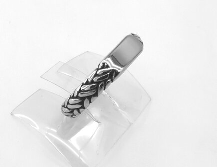 Schmaler Ring aus Edelstahl mit geflochtenem Designmotiv und einer Platte auf der Vorderseite, mit der Sie gravieren k&ouml;nnen.