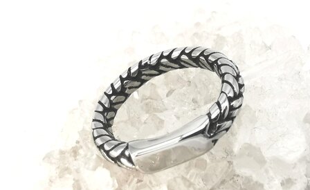 Schmaler Ring aus Edelstahl mit geflochtenem Designmotiv und einer Platte auf der Vorderseite, mit der Sie gravieren k&ouml;nnen.