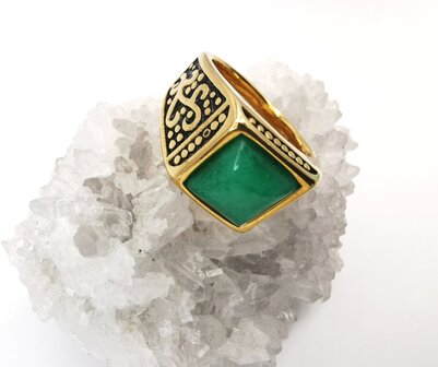 Edelstahl-Edelstein-quadratischer Jade-Goldring. mit schwarz/goldenen Mustern an der Seite.