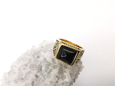 RVS Edelsteen vierkant Zwart Onyx goudkleurig Ring. met zwarte/goud patronen aan de zijkant. 