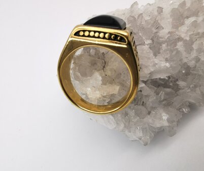 RVS Edelsteen vierkant Zwart Onyx goudkleurig Ring. met zwarte/goud patronen aan de zijkant. 