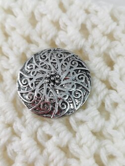 Magneet, broche, rond, Mandala symbool, zilverkleurig voor omslagdoek, sjaal en vest te sluiten.