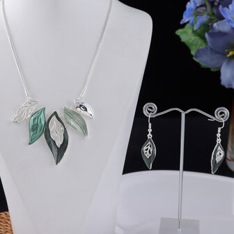 Set - Zilverkleurig Ketting met oorbellen - Groene blaadjes.