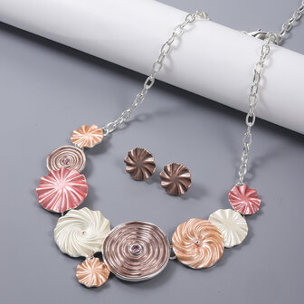 Set - Ketting met oorbellen - Ronde schelp vorm.