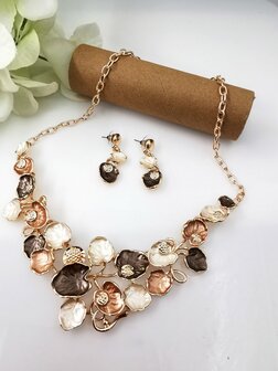 Set: Design goudkleur ketting verschillende multi kleur emaille bloemen.