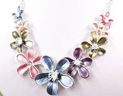 Set: Design zilverkleur ketting verschillende multi kleur emaille bloemen.