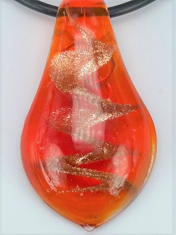 Murano Anhänger, rot und transparent mit goldfarbenem Tropfen.