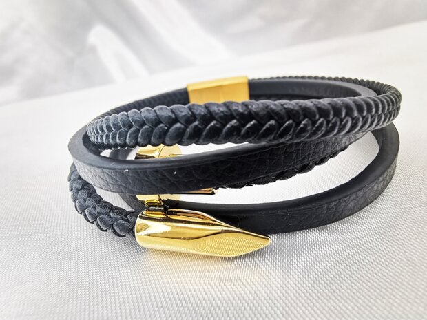 Zwarte leren 4 delig armband met rvs goudkleurig spijker design.