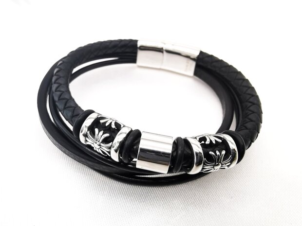 Stoere Zwart 4 delig leren armband met RVS Fleur de Lis elementen.