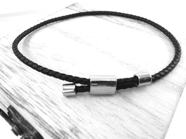 Stoere Zwarte gevlochten leer armband met flexibel RVS sluiting in 3 verschillende lengte.