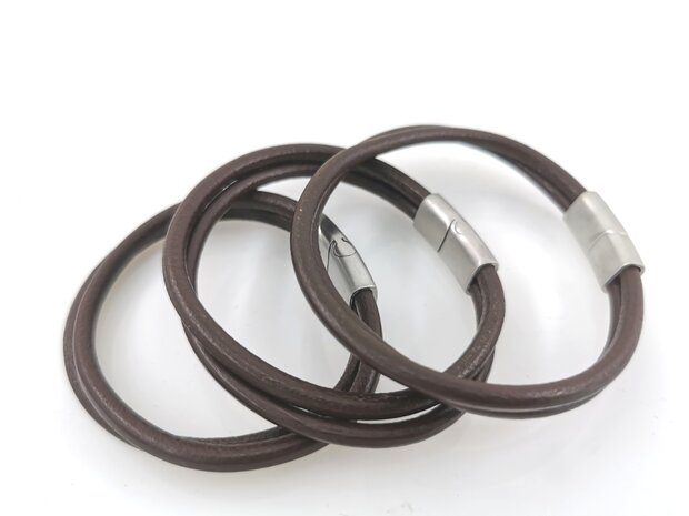 Twin Brown-Lederarmband mit Edelstahl-Magnetverschluss in 3 Größen.