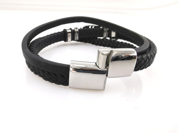 Stoere leren armband met 3 stroken en edelstaal sluiting en element.