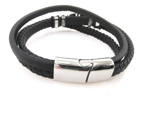 Stoere leren armband met 3 stroken en edelstaal sluiting en element.