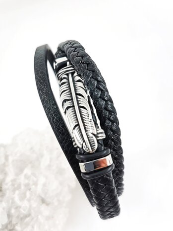 Stoere leren armband met 3 stroken en edelstaal sluiting en element.