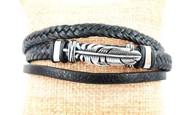 Stoere leren armband met 3 stroken en edelstaal sluiting en element.