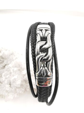 Stoere leren armband met 5 stroken en edelstaal sluiting en element.