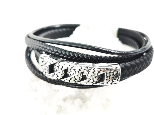 Stoere leren armband met 5 stroken en edelstaal sluiting en element.