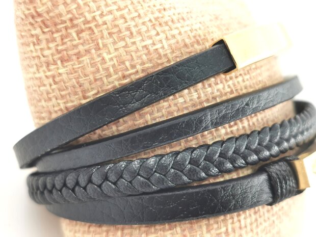 Lederarmband Herren Schwarz, vier Streifen aus Leder und Goldelementen.