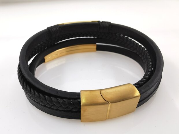 Leren Armband Heren Zwarte vier Stroken Leer & Gouden Elementen.